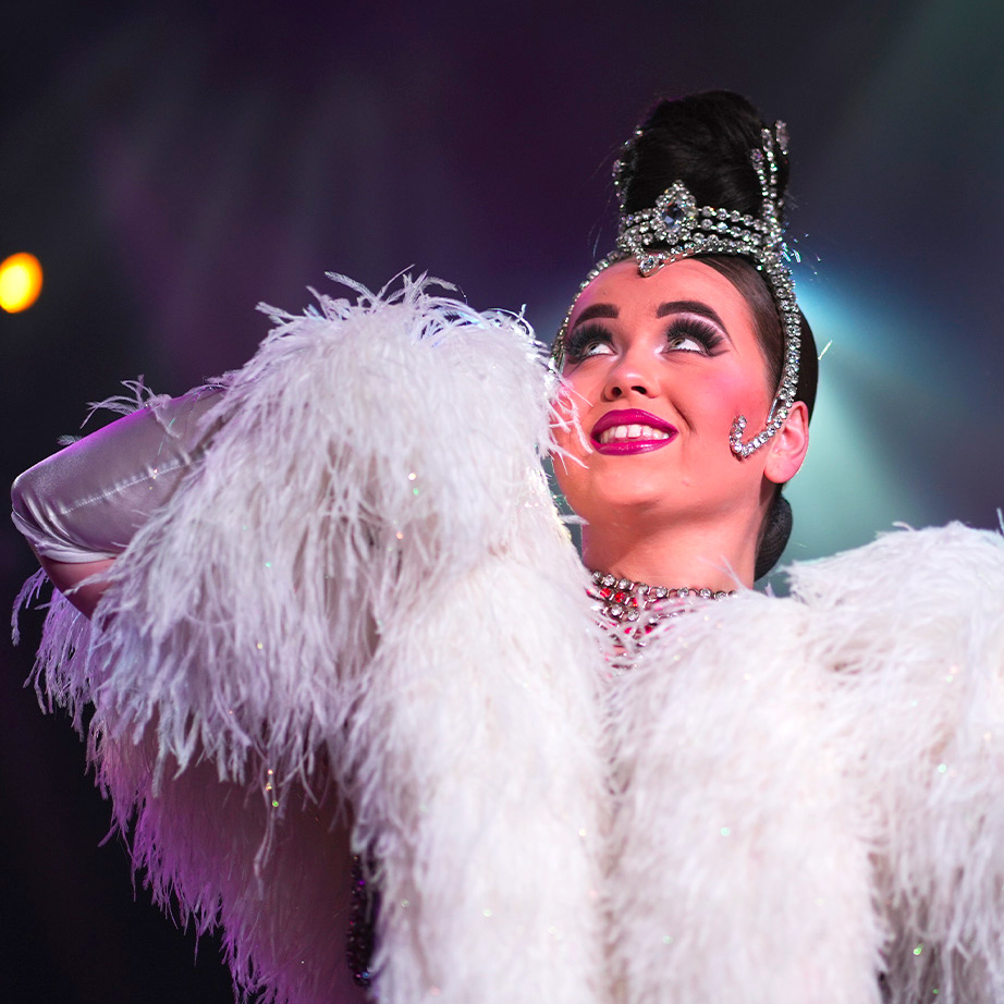 Amandine - spectacle transformiste cabaret 45 - carré